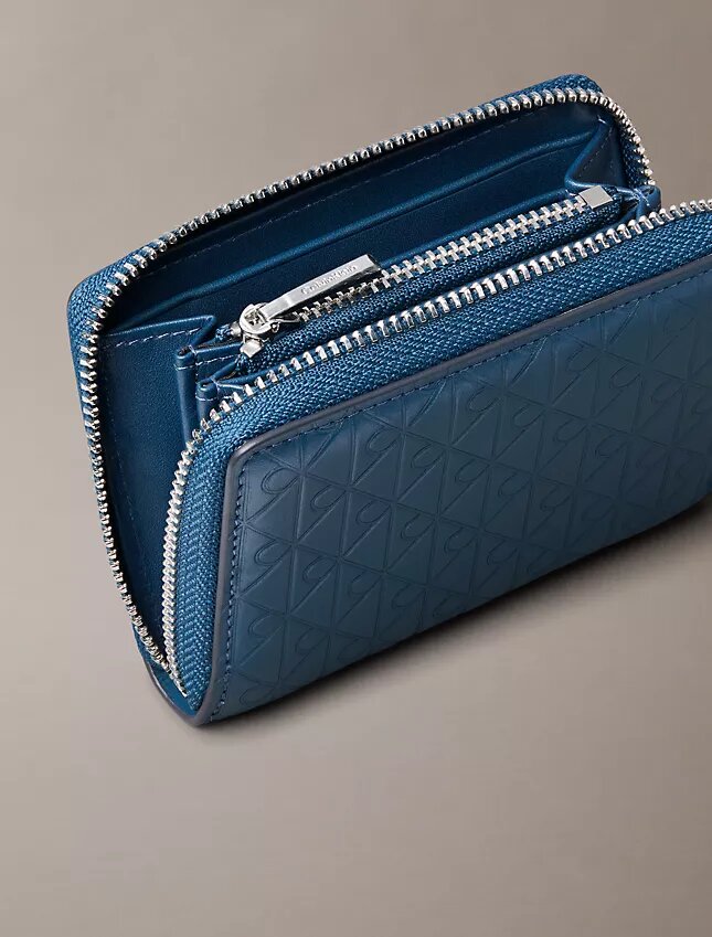 Monogram con cremallera y monograma en relieve por toda la superficie Monogram con cremallera y monograma en relieve por toda la superficie