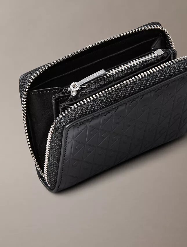 Monogram con cremallera y monograma en relieve por toda la superficie Monogram con cremallera y monograma en relieve por toda la superficie