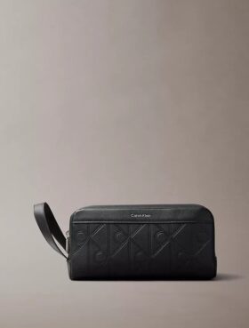 Neceser con logotipo en relieve