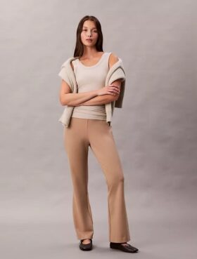 Pantalones acampanados ajustados de ponte