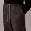 Pantalones ajustados a la tobillera con rayas y cordón Pantalones ajustados a la tobillera con rayas y cordón