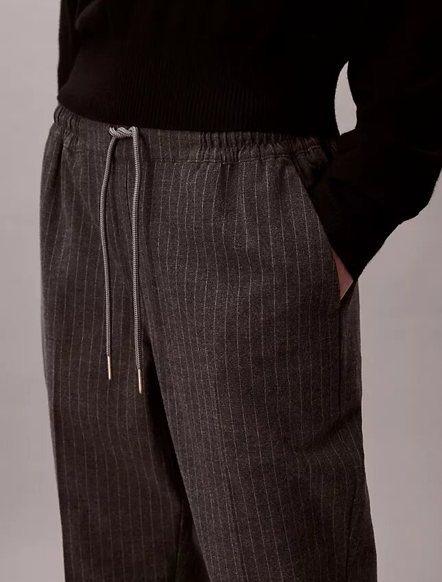 Pantalones ajustados a la tobillera con rayas y cordón Pantalones ajustados a la tobillera con rayas y cordón
