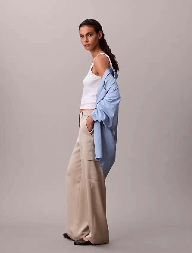 Pantalones cargo holgados de sarga de satén Pantalones cargo holgados de sarga de satén