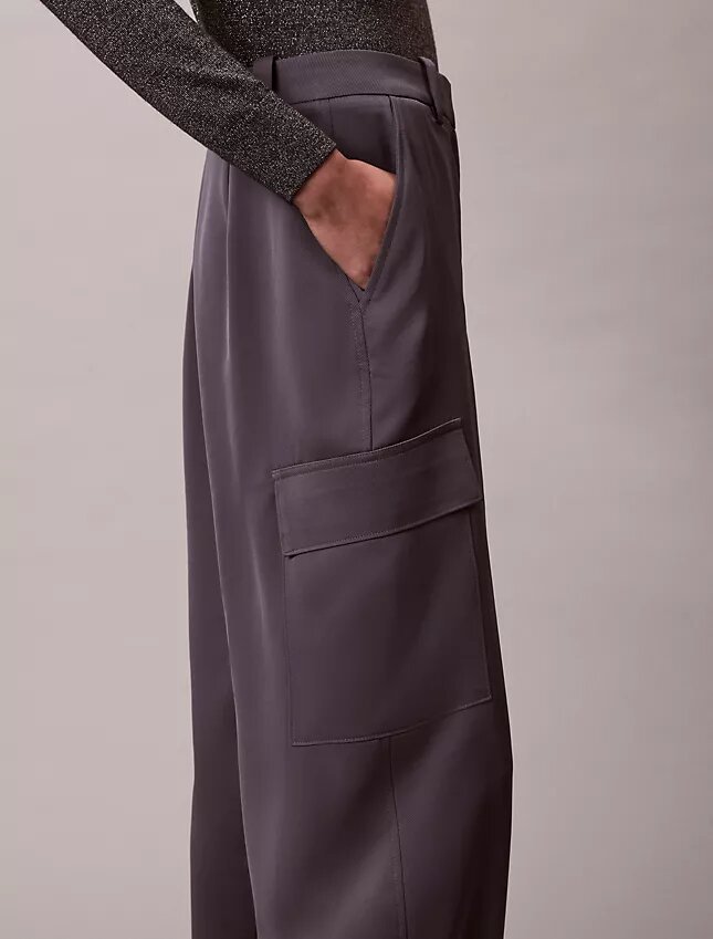Pantalones cargo holgados de sarga de satén Pantalones cargo holgados de sarga de satén