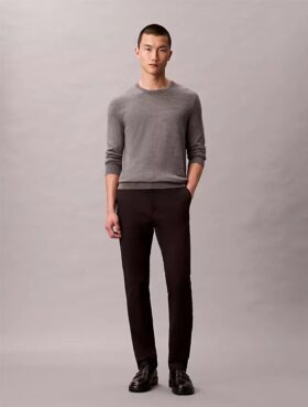 Pantalones chino ajustados de satén de algodón
