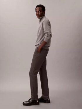 Pantalones chino ajustados de satén de algodón
