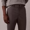 Pantalones chino ajustados de satén de algodón Pantalones chino ajustados de satén de algodón
