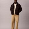 Pantalones chino rectos con pliegues estilo años 90 Pantalones chino rectos con pliegues estilo años 90