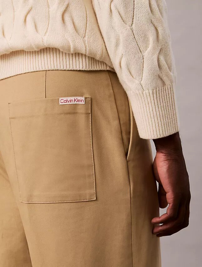 Pantalones chino rectos con pliegues estilo años 90 Pantalones chino rectos con pliegues estilo años 90
