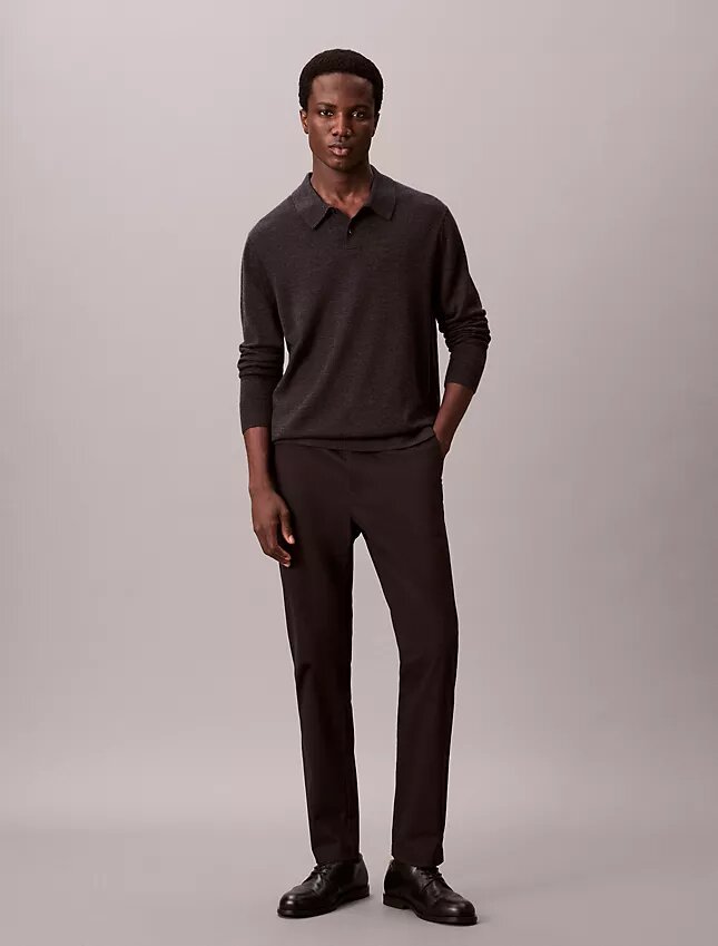 Pantalones chinos ajustados y cónicos de satén de algodón Pantalones chinos ajustados y cónicos de satén de algodón
