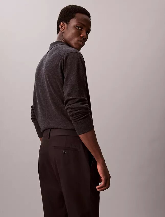 Pantalones chinos ajustados y cónicos de satén de algodón Pantalones chinos ajustados y cónicos de satén de algodón