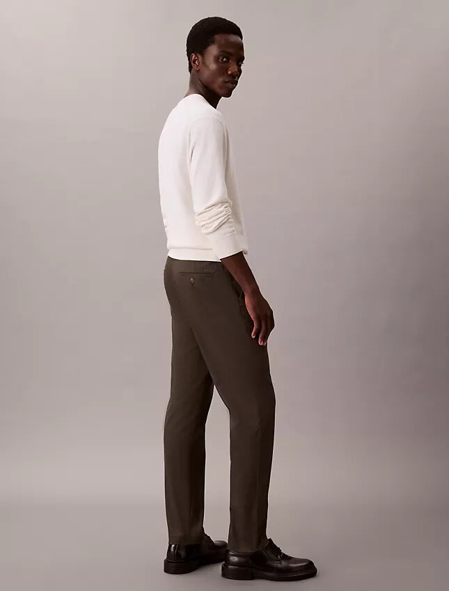 Pantalones chinos ajustados y cónicos de satén de algodón Pantalones chinos ajustados y cónicos de satén de algodón