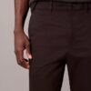 Pantalones chinos ajustados y cónicos de satén de algodón Pantalones chinos ajustados y cónicos de satén de algodón