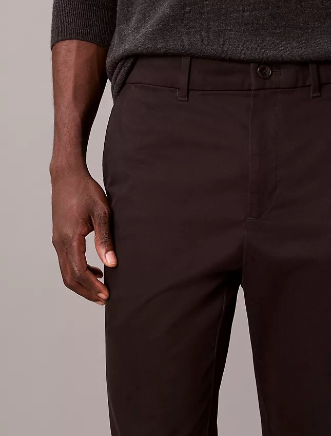 Pantalones chinos ajustados y cónicos de satén de algodón Pantalones chinos ajustados y cónicos de satén de algodón