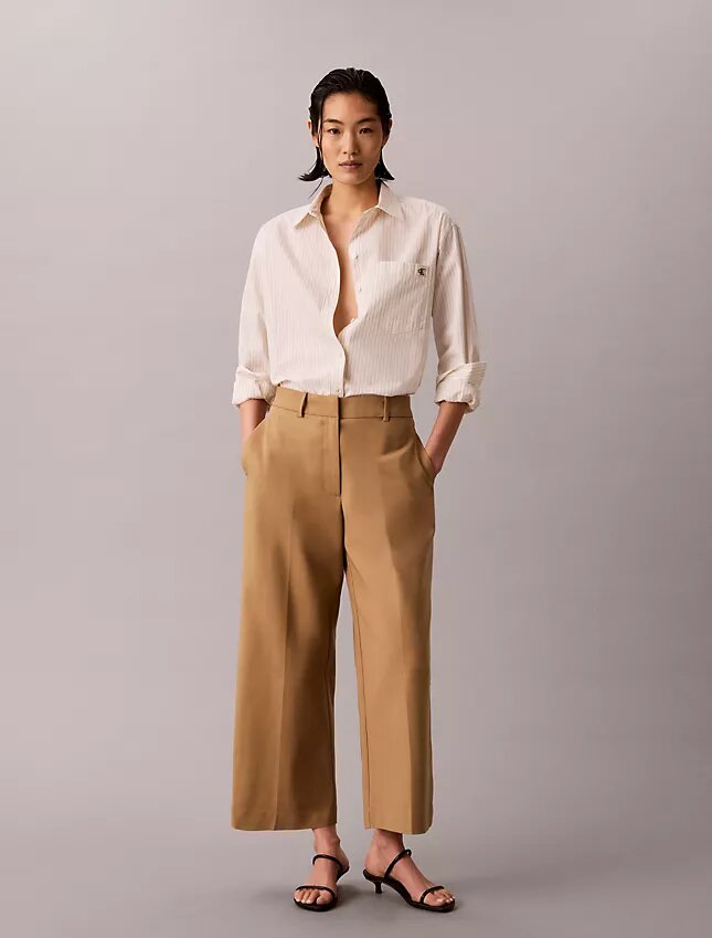 Pantalones chinos cropped de pierna ancha Pantalones chinos cropped de pierna ancha