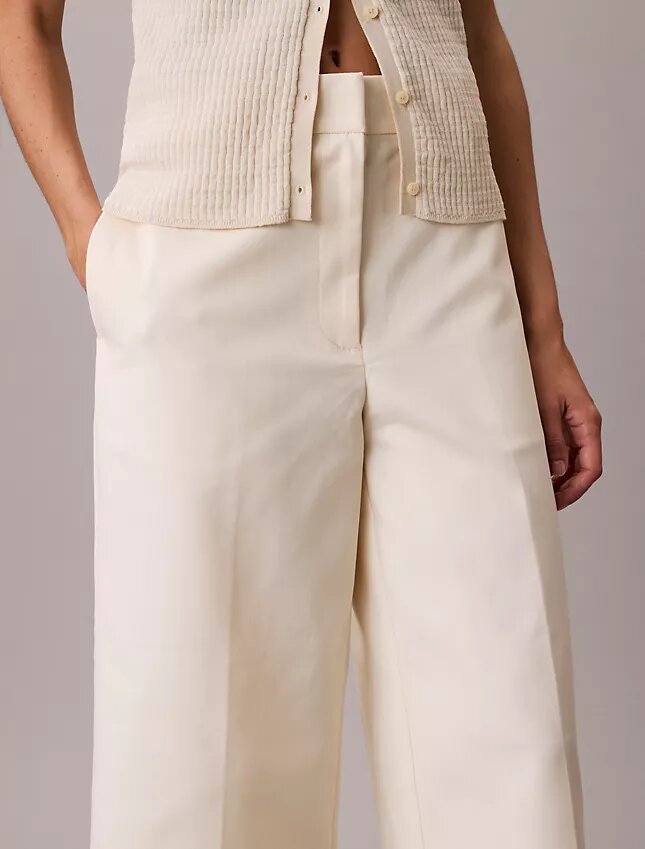 Pantalones chinos cropped de pierna ancha Pantalones chinos cropped de pierna ancha