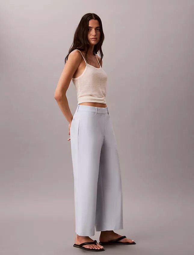 Pantalones chinos cropped de pierna ancha Pantalones chinos cropped de pierna ancha