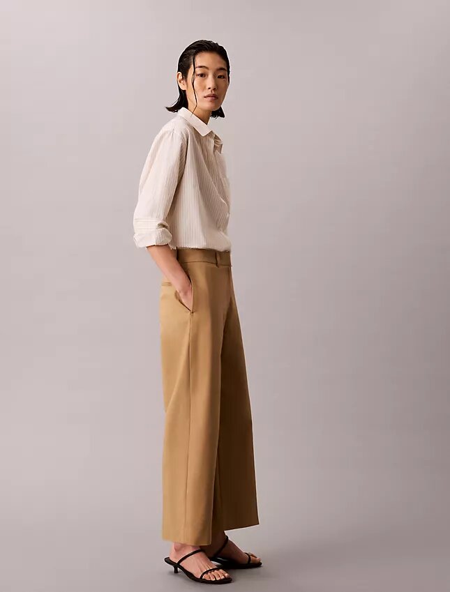 Pantalones chinos cropped de pierna ancha Pantalones chinos cropped de pierna ancha