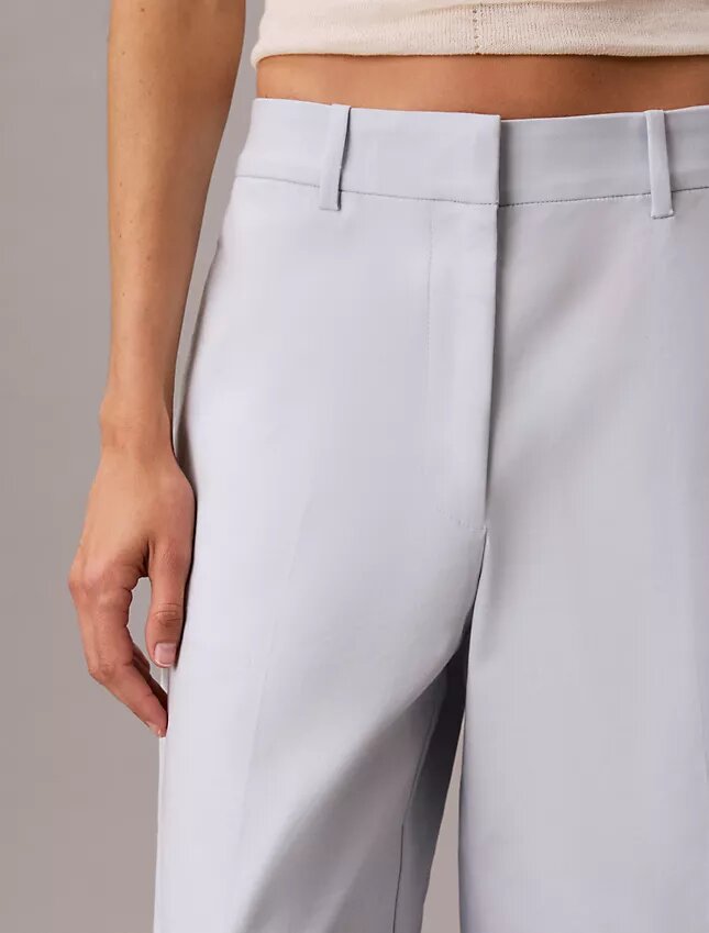 Pantalones chinos cropped de pierna ancha Pantalones chinos cropped de pierna ancha