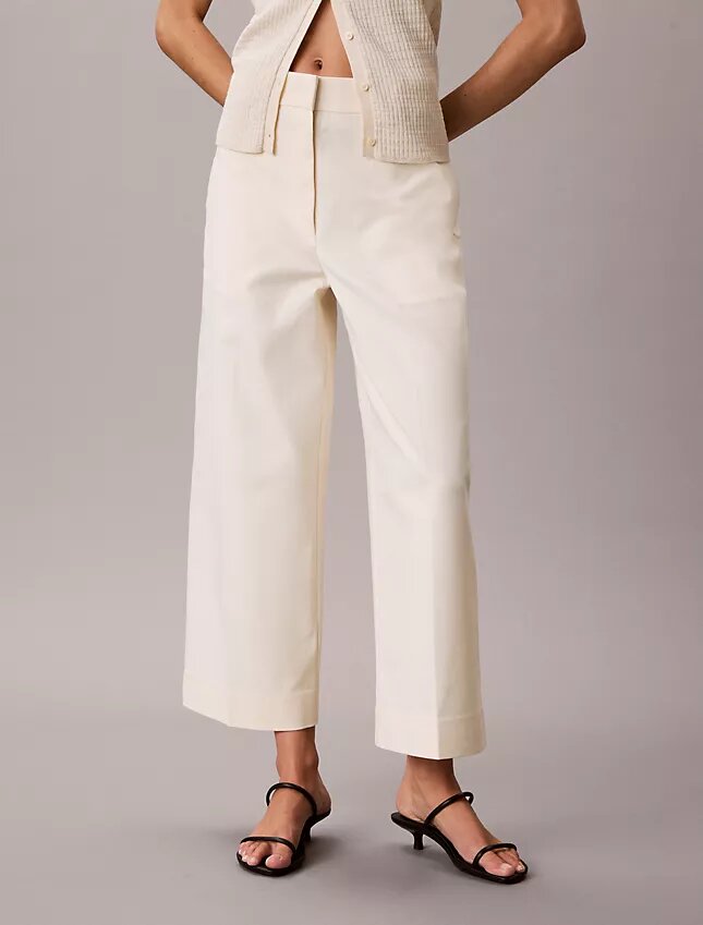 Pantalones chinos cropped de pierna ancha Pantalones chinos cropped de pierna ancha