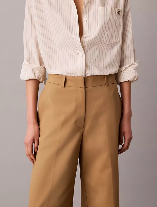 Pantalones chinos cropped de pierna ancha Pantalones chinos cropped de pierna ancha