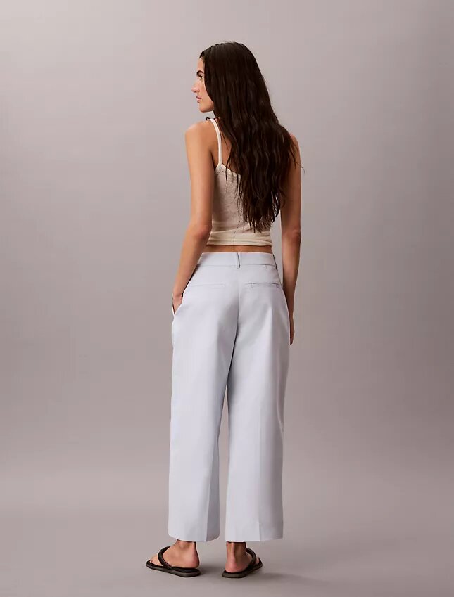 Pantalones chinos cropped de pierna ancha Pantalones chinos cropped de pierna ancha