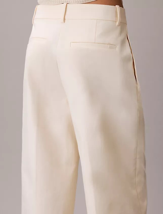 Pantalones chinos cropped de pierna ancha Pantalones chinos cropped de pierna ancha