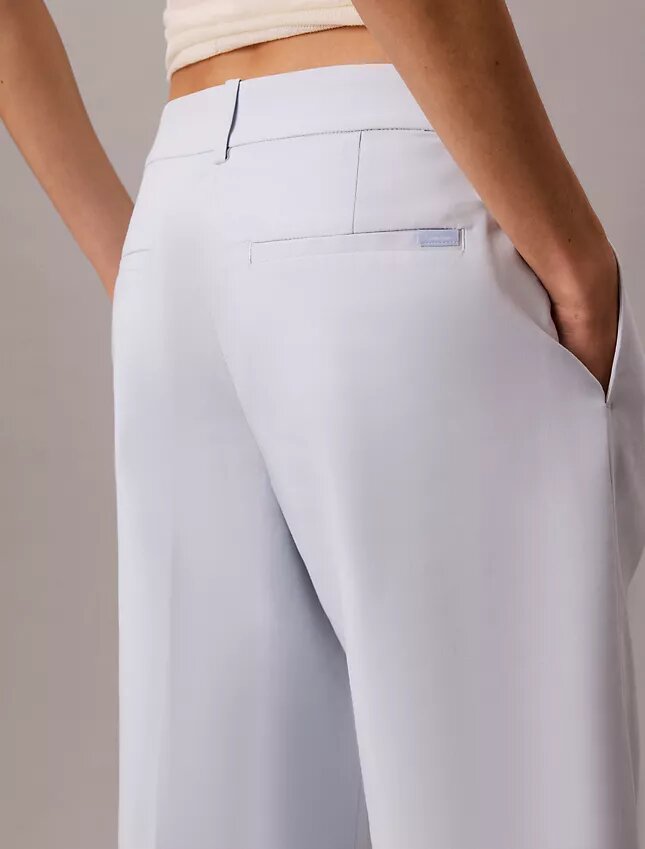 Pantalones chinos cropped de pierna ancha Pantalones chinos cropped de pierna ancha