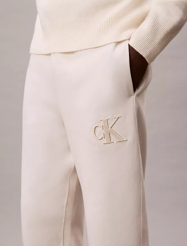 Pantalones de chándal con parche de monograma de felpa Pantalones de chándal con parche de monograma de felpa
