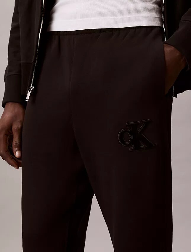 Pantalones de chándal con parche de monograma de felpa Pantalones de chándal con parche de monograma de felpa