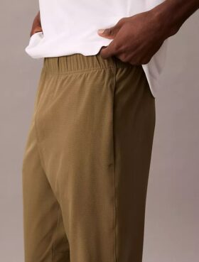 Pantalones deportivos modernos de tejido