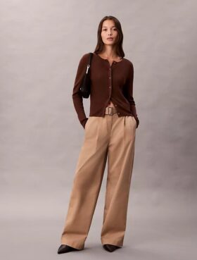 Pantalones entallados con cinturón