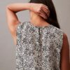 Partes de arriba sin mangas con estampado fluido Partes de arriba sin mangas con estampado fluido