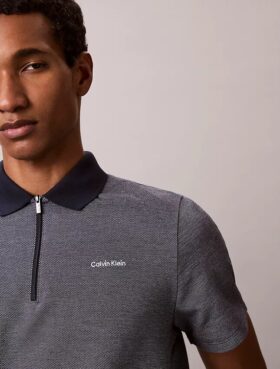 Polo con cremallera y diseño en espiga