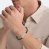 Pulsera de cuero con placa de identificación biselada