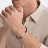 Pulsera de cuero con placa de identificación biselada