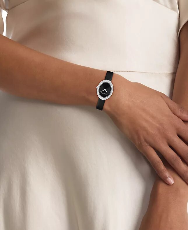 Reloj con bisel contorneado, esfera ovalada y correa de cuero Reloj con bisel contorneado, esfera ovalada y correa de cuero