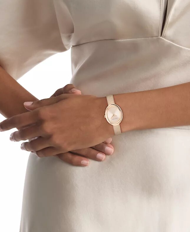 Reloj con bisel contorneado y esfera ovalada Reloj con bisel contorneado y esfera ovalada