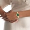 Reloj con bisel contorneado y esfera ovalada Reloj con bisel contorneado y esfera ovalada