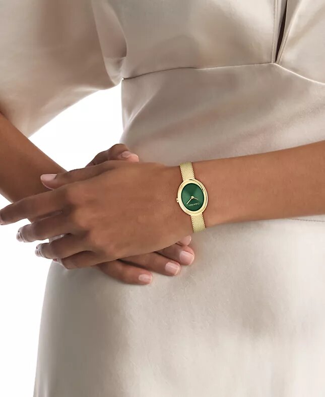 Reloj con bisel contorneado y esfera ovalada Reloj con bisel contorneado y esfera ovalada