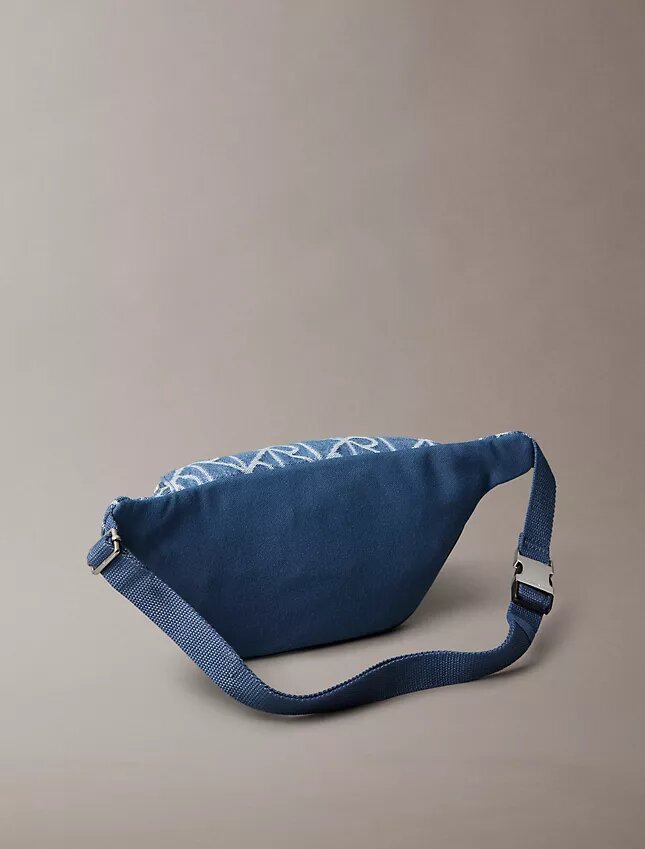 Riñonera de Denim con logotipo en todo el diseño Riñonera de Denim con logotipo en todo el diseño