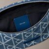 Riñonera de Denim con logotipo en todo el diseño Riñonera de Denim con logotipo en todo el diseño