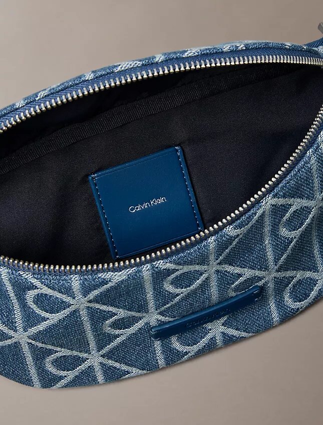 Riñonera de Denim con logotipo en todo el diseño Riñonera de Denim con logotipo en todo el diseño