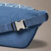 Riñonera de Denim con logotipo en todo el diseño Riñonera de Denim con logotipo en todo el diseño