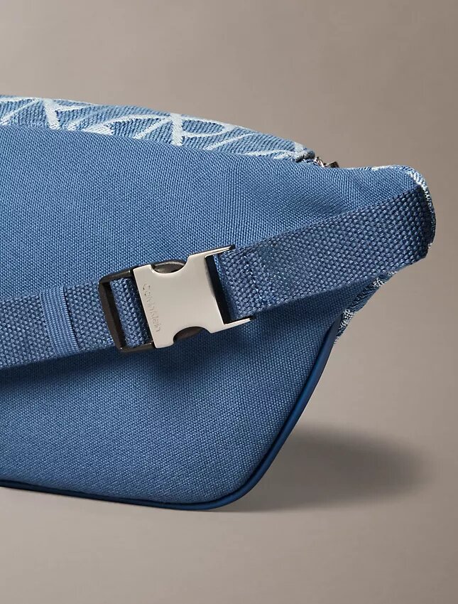 Riñonera de Denim con logotipo en todo el diseño Riñonera de Denim con logotipo en todo el diseño