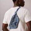 Riñonera de Denim con logotipo en todo el diseño Riñonera de Denim con logotipo en todo el diseño