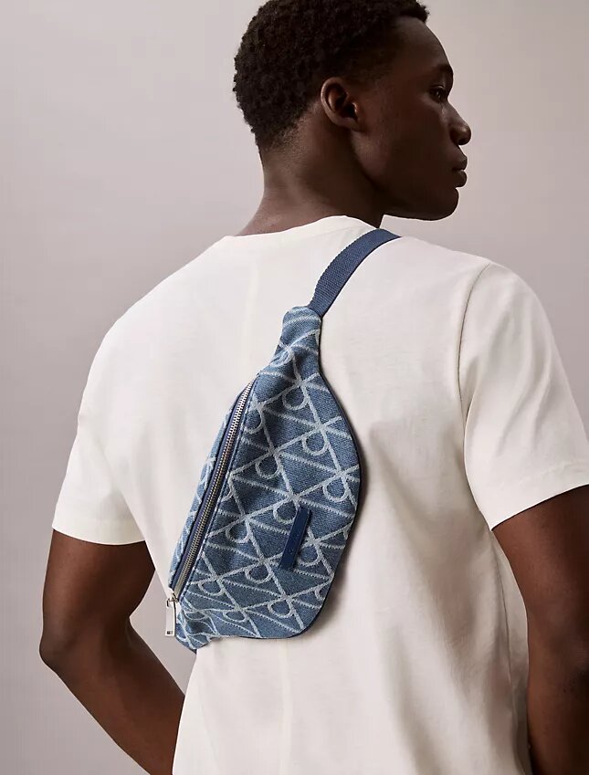 Riñonera de Denim con logotipo en todo el diseño Riñonera de Denim con logotipo en todo el diseño