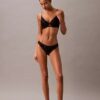 Sujetador Push-Up con escote profundo y encaje floral negro CK Black Sujetador Push-Up con escote profundo y encaje floral negro CK Black