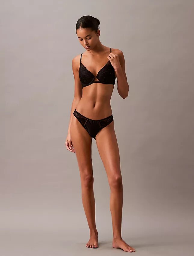 Sujetador Push-Up con escote profundo y encaje floral negro CK Black Sujetador Push-Up con escote profundo y encaje floral negro CK Black