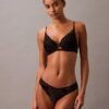 Sujetador Push-Up con escote profundo y encaje floral negro CK Black Sujetador Push-Up con escote profundo y encaje floral negro CK Black